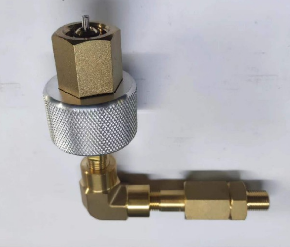 帶萬(wàn)向鋁手輪充裝接頭